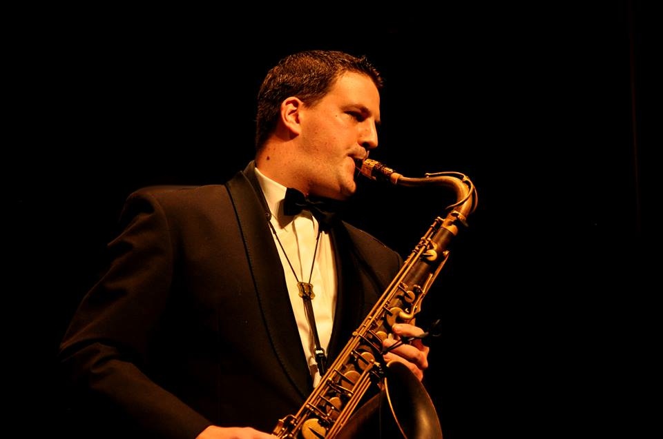 Tim Schmitz spielt Saxophon im Bühnenlicht